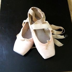 Pointe shoes - used